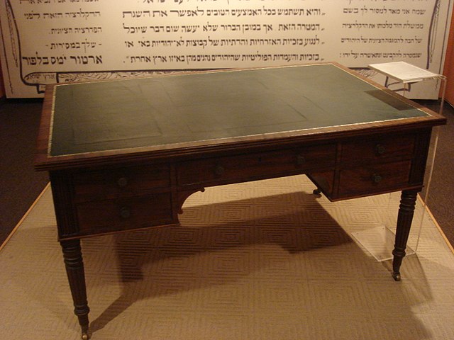 640px שולחנו של בלפור