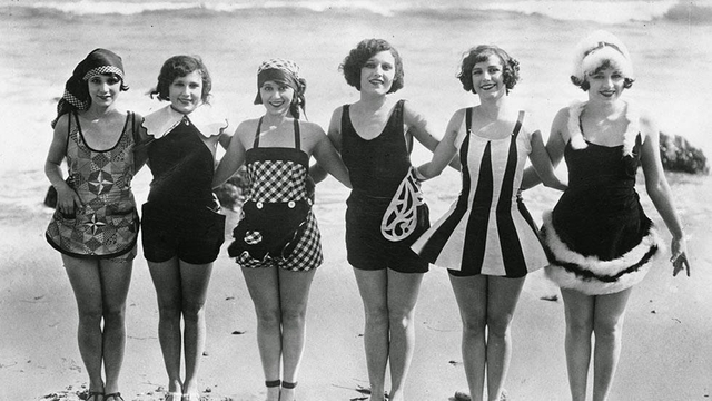 Daily Life on the Beach from the 1920s 9