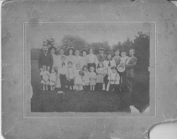 Pallikoff-family-and-unknown-visitors-St-Louis