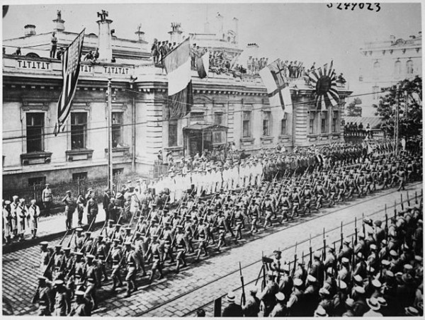 637px-WladiwostokParade1918